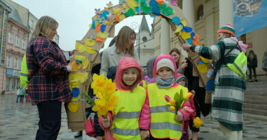 Dzieci powitają wiosnę przed lubelskim Ratuszem