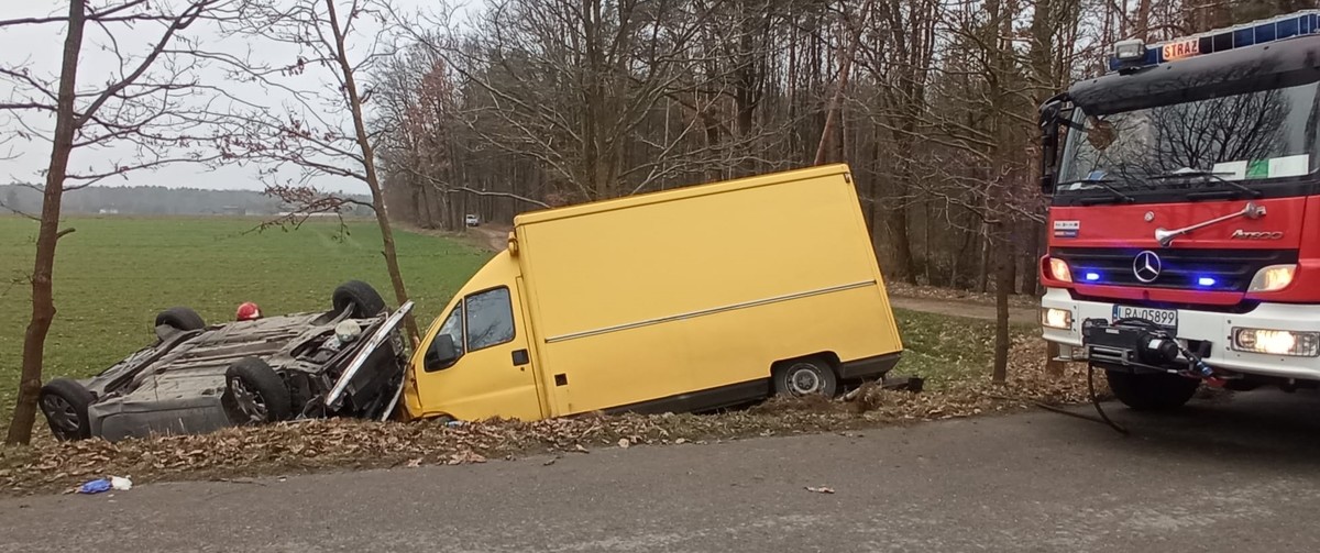 Tchórzew-Kolonia. Zderzenie Renault z dostawczym Fiatem. Podróżujący osobówka byli pijani, nie wiadomo kto kierował