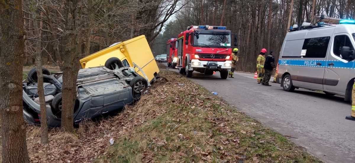 Tchórzew-Kolonia. Zderzenie Renault z dostawczym Fiatem. Podróżujący osobówka byli pijani, nie wiadomo kto kierował