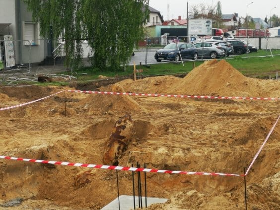 Policja zabezpiecza miejsce znalezienia czterech bomb lotniczych na terenie budowy przy ul. Sidorskiej w Białej Podlaskiej. Z uwagi na bezpieczeństwo mieszkańców i osób postronnych trwa ewakuacja okolicznych mieszkańców w odległości około 500 metrów od zdarzenia. Neutralizacją znaleziska zajmuje się patrol saperski. 