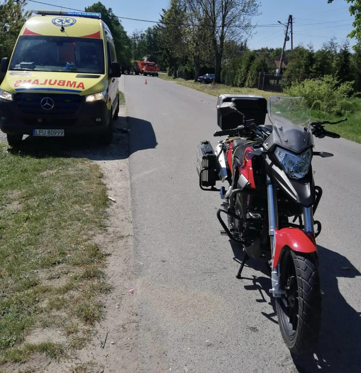 Wypadek z udziełm pieszej i motocyklisty w miejscowości Dąbrówka. Dwie osoby w szpitalu