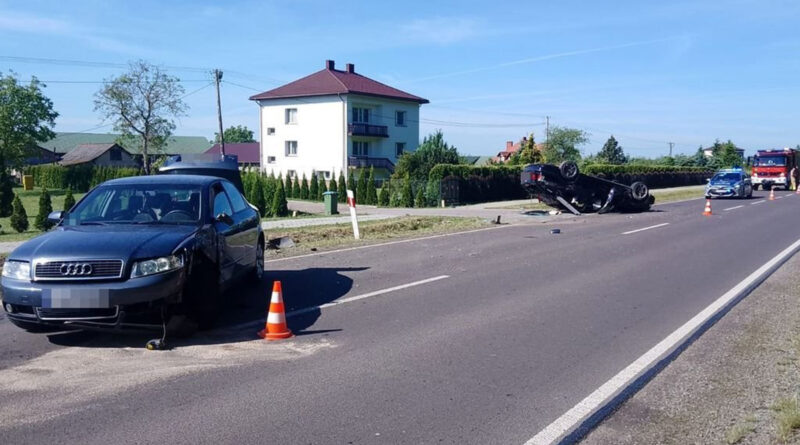 Groźne zderzenie BMW i Audi w miejscowości Karp