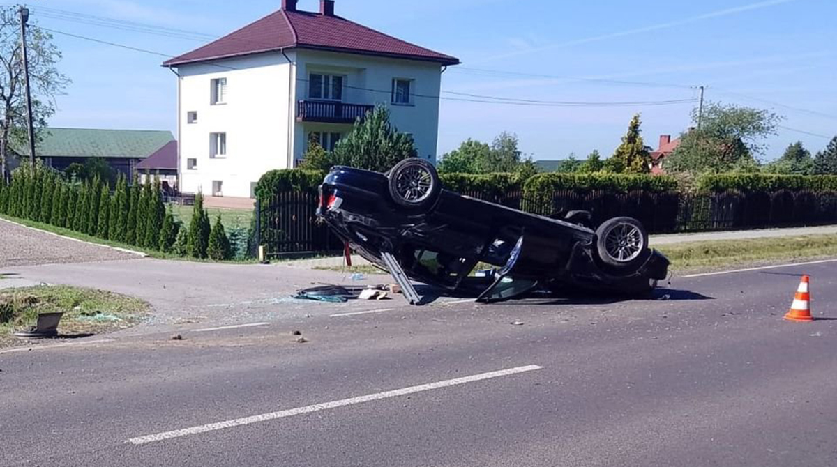 Groźne zderzenie BMW i Audi w miejscowości Karp