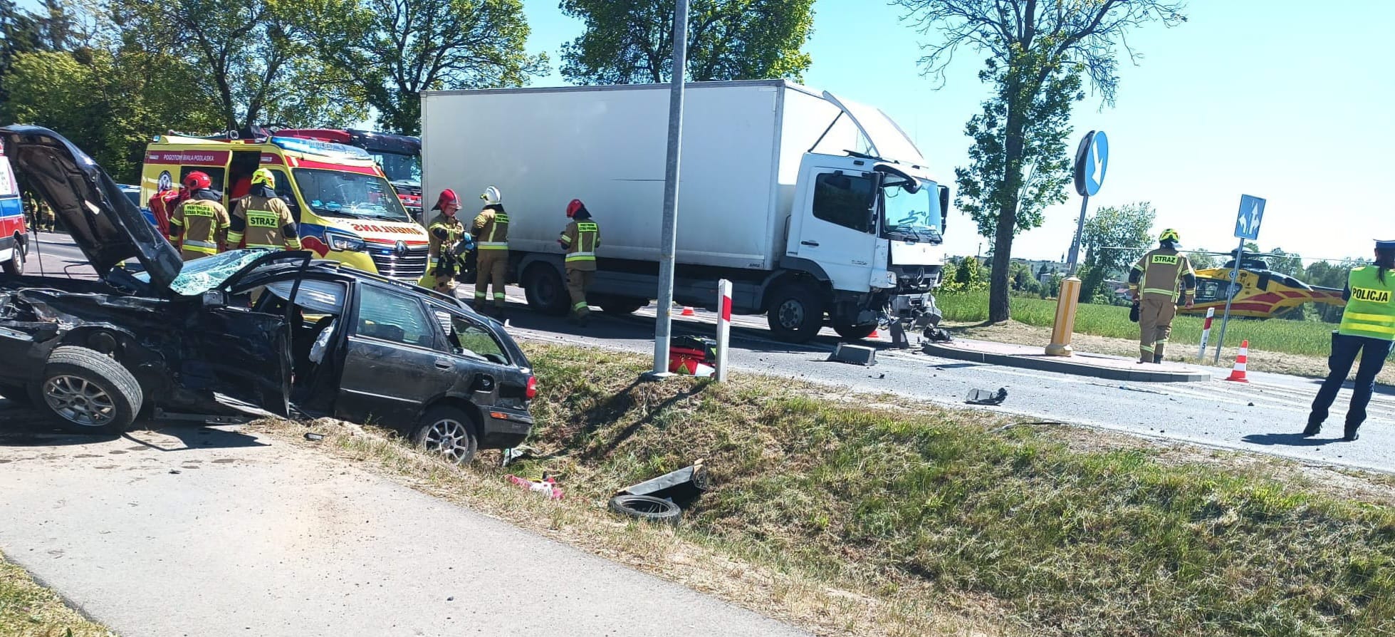 Do groźnie wyglądającego zderzenia samochodu osobowego z ciężarówką doszło w piątek po południu na ul. Lubartowskiej w Parczewie. Dwie osoby z obrażeniami ciała trafiły do szpitala.