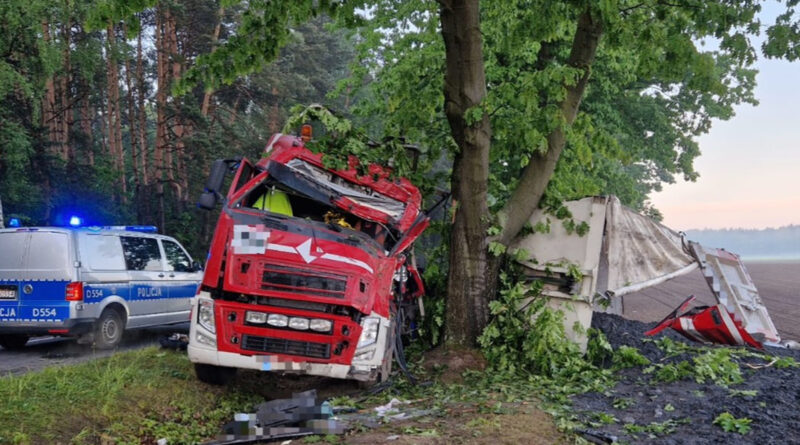 Wypadek ciężarówki w gminie Sosnowica. Przyczyną było zmęczenie kierowcy