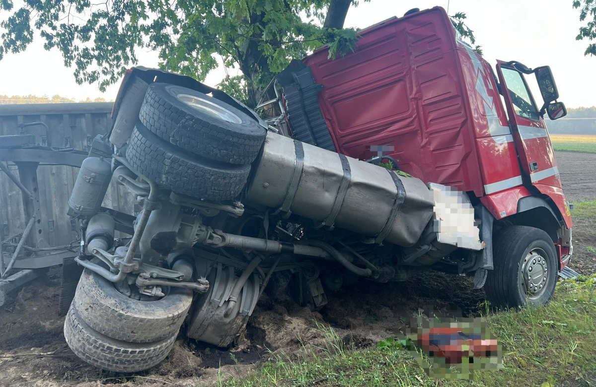 Wypadek ciężarówki w gminie Sosnowica. Przyczyną było zmęczenie kierowcy