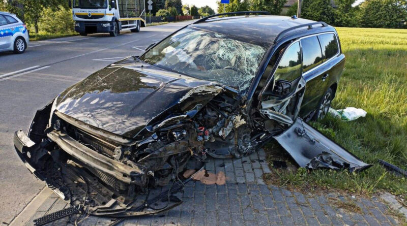 Gąsiory. Zjechał z drogi i uderzył w drzewo