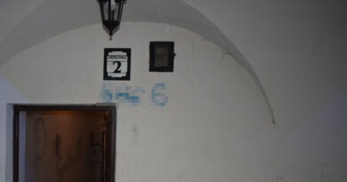 Policjanci zatrzymali 26-latka podejrzanego o namalowanie napisów na ścianach kilku zabytkowych kamienic na Rynku Wielkim w Zamościu.