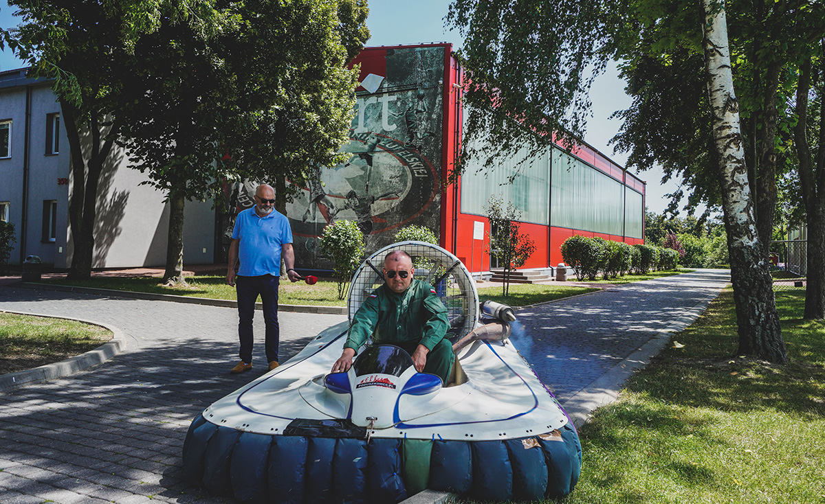 Jeździ, pływa i lata. Będzie służył studentom, wspomoże też służby