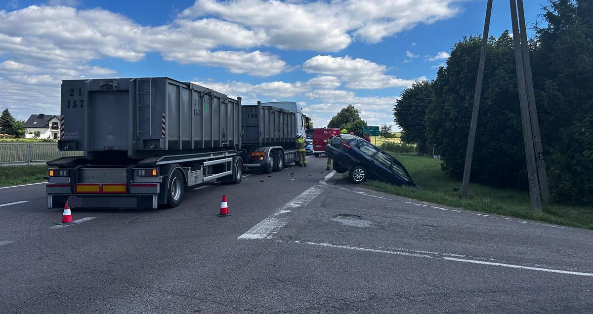 Fajsławice. Zderzenie osobowego Volvo z ciężarówką