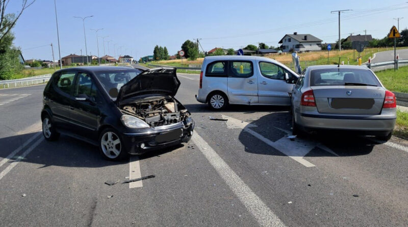 Zderzenie samochodów osobowych w miejscowości Rogale. Siedem osób w szpitalu, w tym 11-letnie dziecko