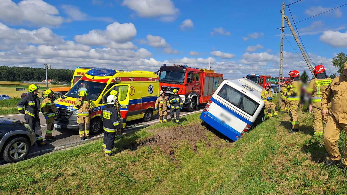 Rudnik Szlachecki. Wypadek autokaru, którym podróżowało 23 dzieci