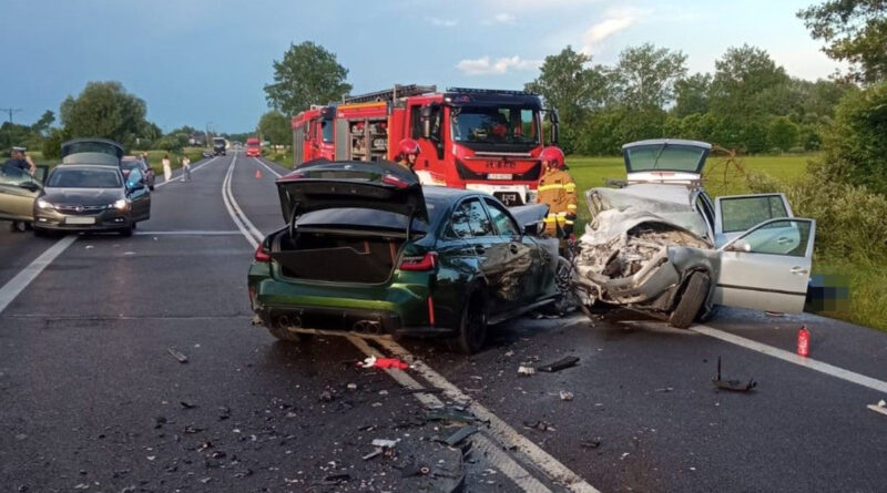 Czołowe zderzenie na DK-19. Jedna osoba nie żyje, cztery w szpitalu