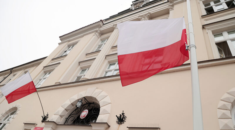 Nie żyje żołnierz ugodzony nożem na granicy. Przed urzędem wojewódzkim opuszczono flagę