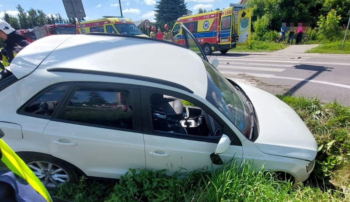 Płoskie. Karetka zderzyła się z osobowym Audi. Cztery osoby trafiły do szpitala 