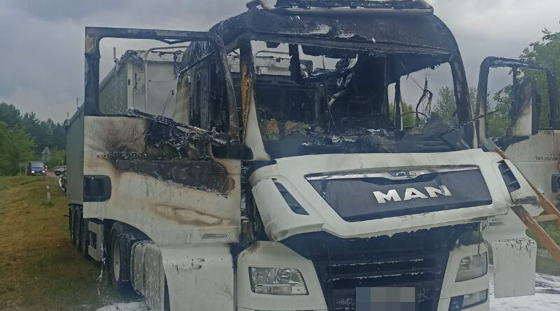 Groźne zdarzenie na drodze po Włodawą. Ciężarówka stanęła w płomieniach