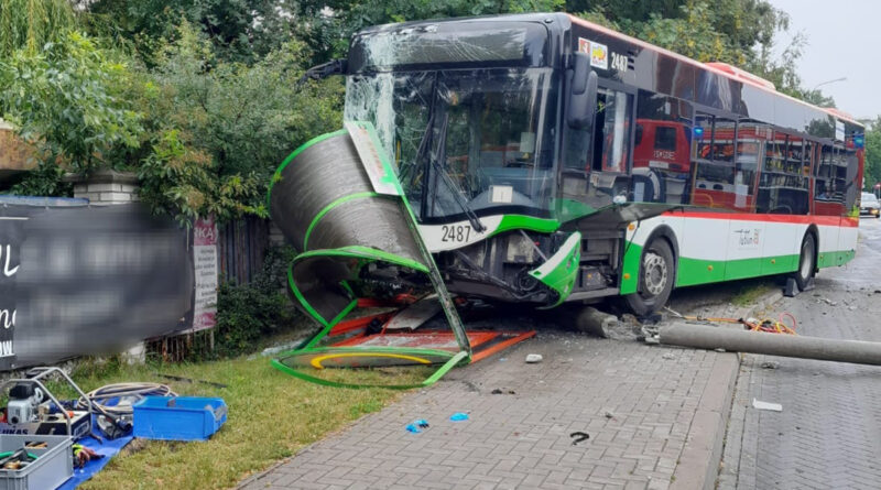 Autobus wjechał w przystanek na ul. Romera. Jest wielu rannych