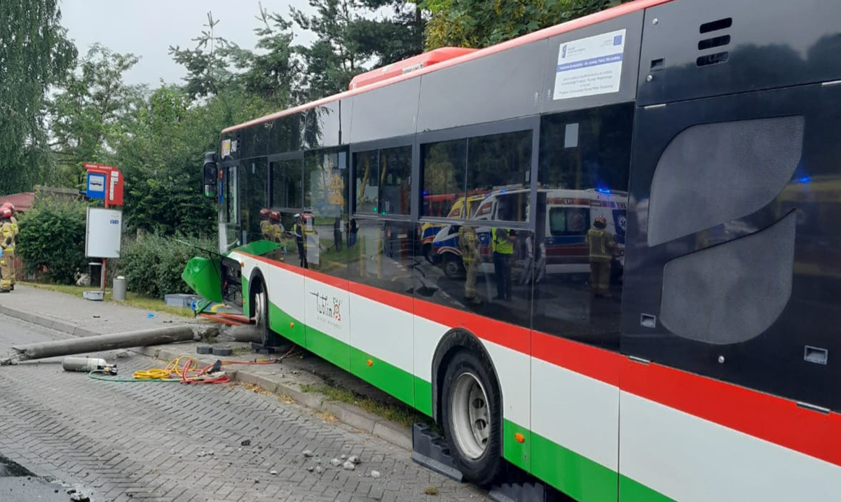 Autobus wjechał w przystanek na ul. Romera. Jest wielu rannych