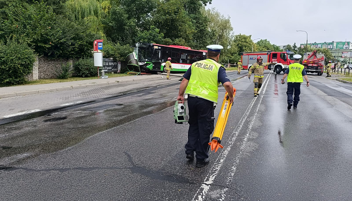 Autobus wjechał w przystanek na ul. Romera. Jest wielu rannych