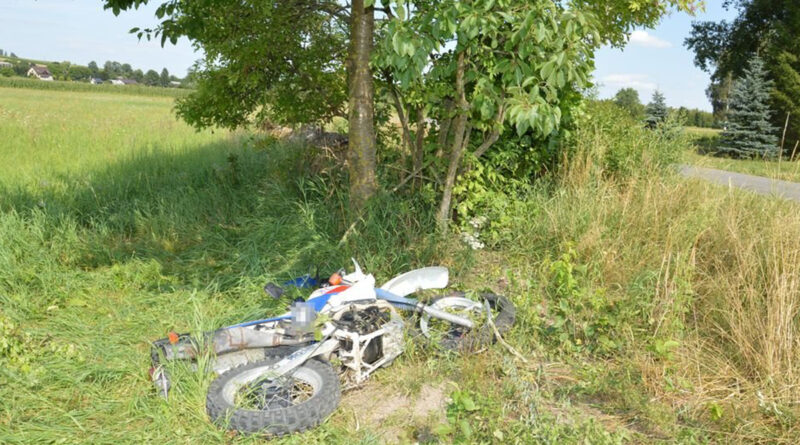 Uderzył motocyklem w pień ściętego drzewa. Ciężko ranny trafił do szpitala