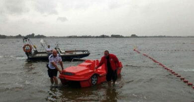 Było o włos od tragedii. Rower wodny dryfował na wzburzonej wodzie, pomogli policjanci