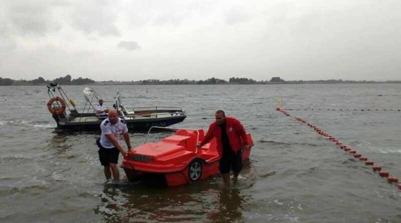 Było o włos od tragedii. Rower wodny dryfował na wzburzonej wodzie, pomogli policjanci