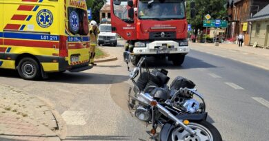 Zderzenie samochodu osobowego z motocyklem w Wąwolnicy