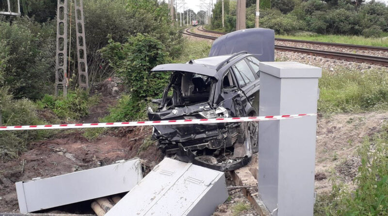 Wjechał BMW pod pociąg. Było o włos od tragedii