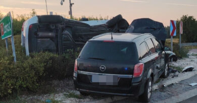 Wypadek na rondzie we Frampolu. Dwie osoby, w tym 7-letni chłopiec, trafiły do szpitala