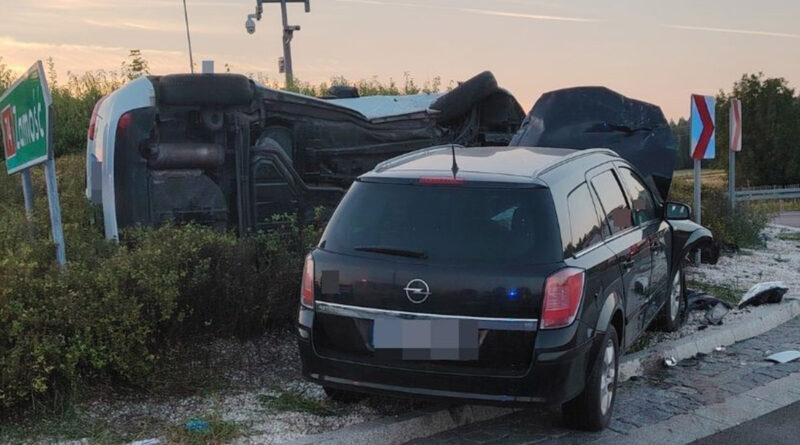 Wypadek na rondzie we Frampolu. Dwie osoby, w tym 7-letni chłopiec, trafiły do szpitala