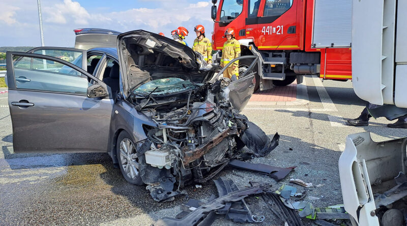 Zderzenie samochodu osobowego z TIR-em na węźle Kraśnik Południe