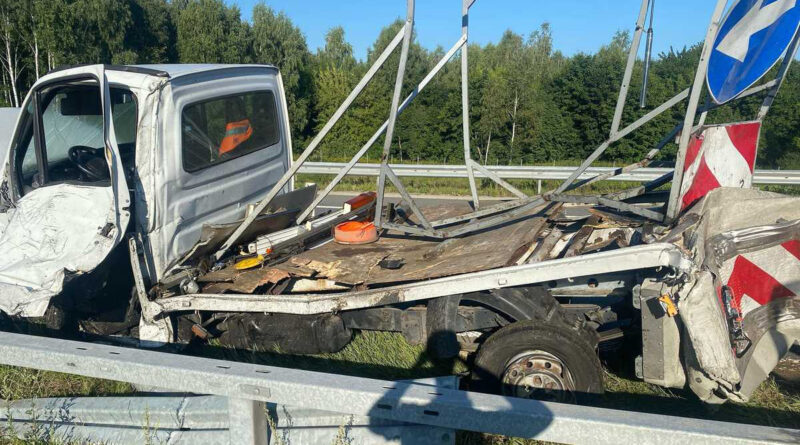 Groźny wypadek na ekspresówce w Kraśniku. Ciężarówka wjechała w pojazd służby drogowej