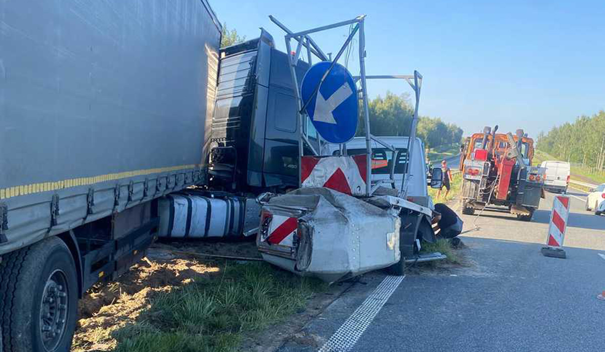 Groźny wypadek na ekspresówce w Kraśniku. Ciężarówka wjechała w pojazd służby drogowej