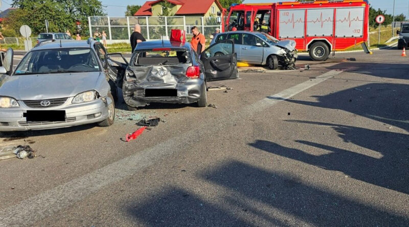 Zderzenie kilku aut w miejscowości Świerszczów. Trzy osoby trafiły do szpitala