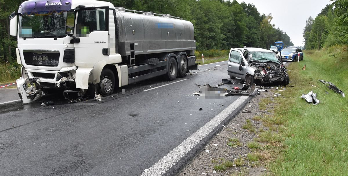 Czołowe zderzenie samochodu osobowego z ciężarówką w gminie Księżpol