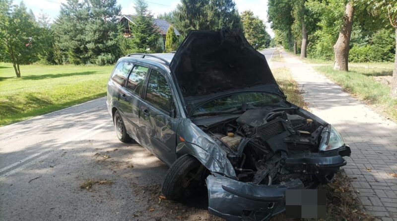 Stracił panowanie nad pojazdem i uderzył w drzewo. Miał ponad 1,5 promila