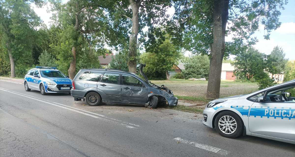 Stracił panowanie nad pojazdem i uderzył w drzewo. Miał ponad 1,5 promila