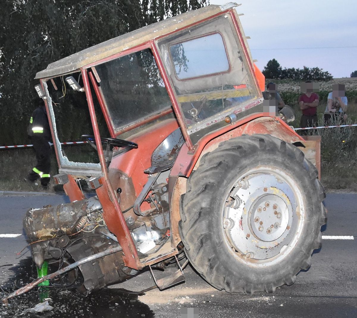 Motocykl przeciął na pół ciągnik rolniczy. 21-letni kierowca jednośladu zginął na miejscu