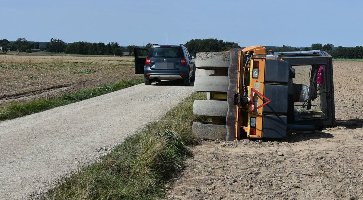 Nietypowe zdarzenie podczas prac drogowych. Walec przewrócił się na bok