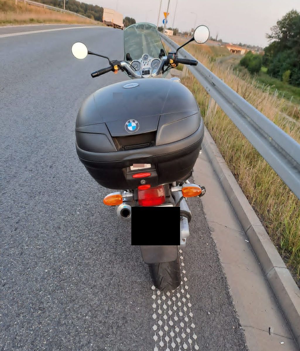 Bez uprawnień i z tablicami od innego pojazdu. Motocykliście grozi do 5 lat więzienia