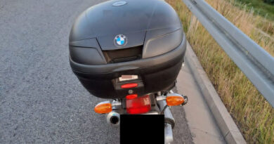 Bez uprawnień i z tablicami od innego pojazdu. Motocykliście grozi do 5 lat więzienia