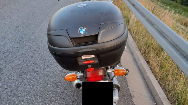 Bez uprawnień i z tablicami od innego pojazdu. Motocykliście grozi do 5 lat więzienia