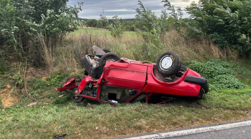 Audi uderzyło w stojący na drodze samochód. Dwie ciężko ranne osoby w szpitalu