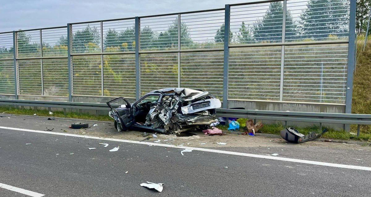 Ciężarówka wjechała w samochód stojący na pasie awaryjnym. Kierująca Suzuki walczy o życie 