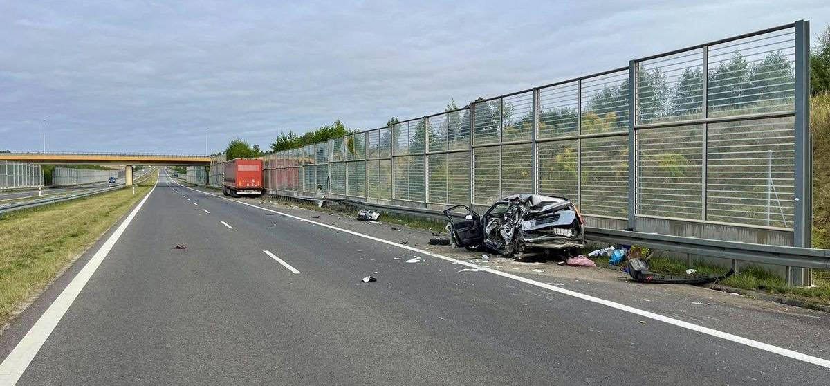 Ciężarówka wjechała w samochód stojący na pasie awaryjnym. Kierująca Suzuki walczy o życie 