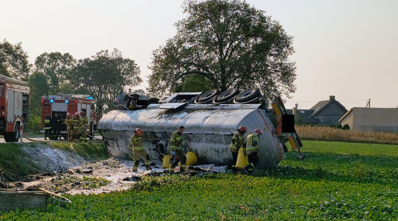 Wypadek na DW-812 w miejscowości Dołholiska. Przewróciła się cysterna