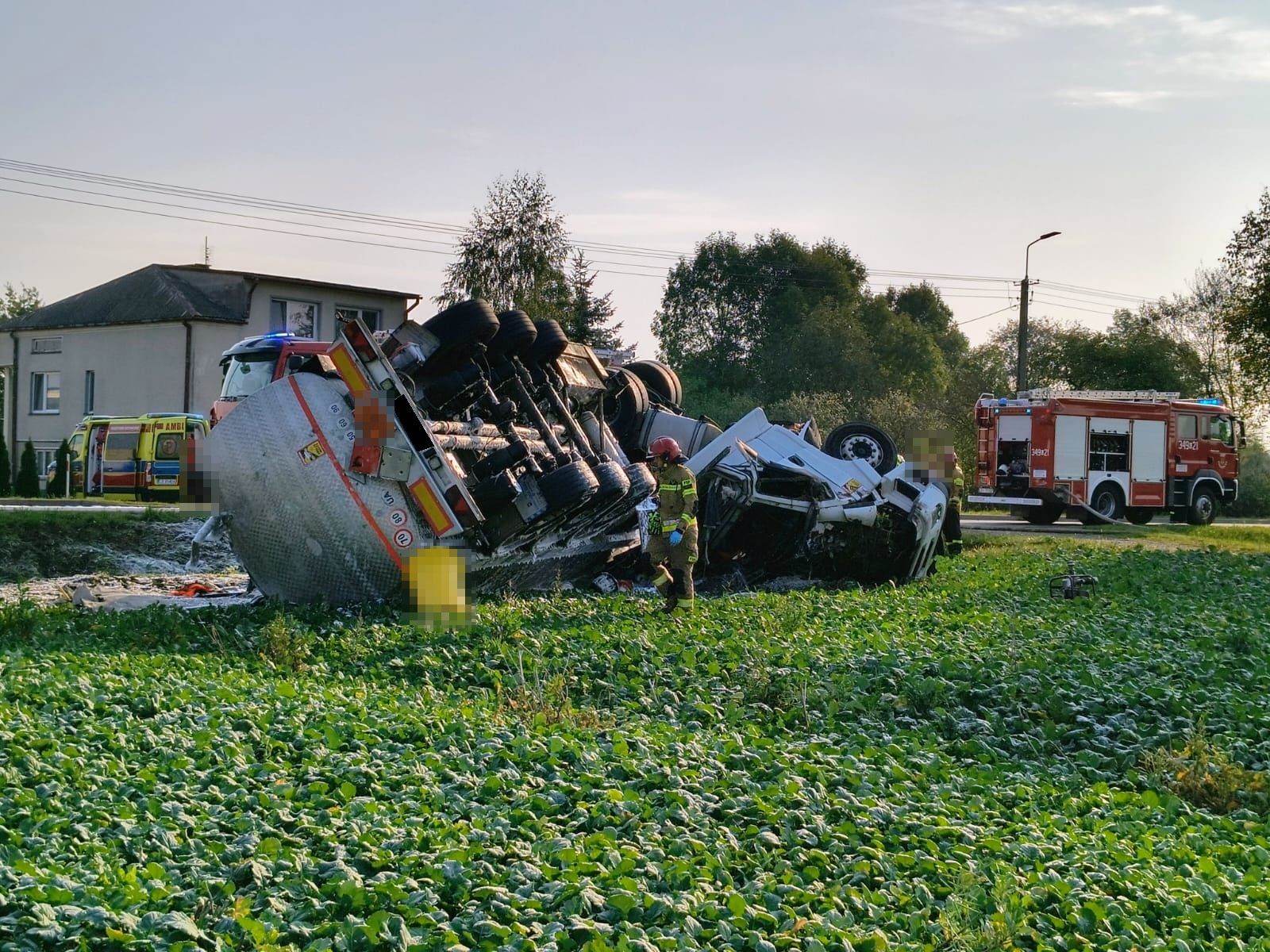 Wypadek na DW-812 w miejscowości Dołholiska. Przewróciła się cysterna