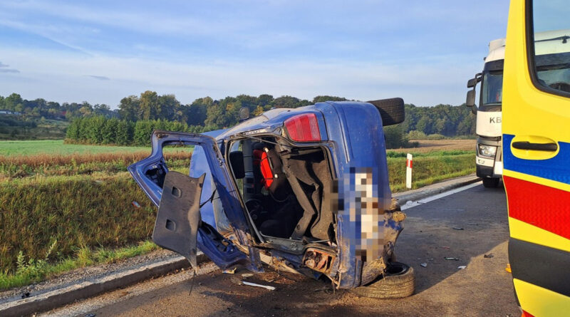 Dachowanie Volkswagena na obwodnicy Nałęczowa. Kierowca miał promil alkoholu w organizmie