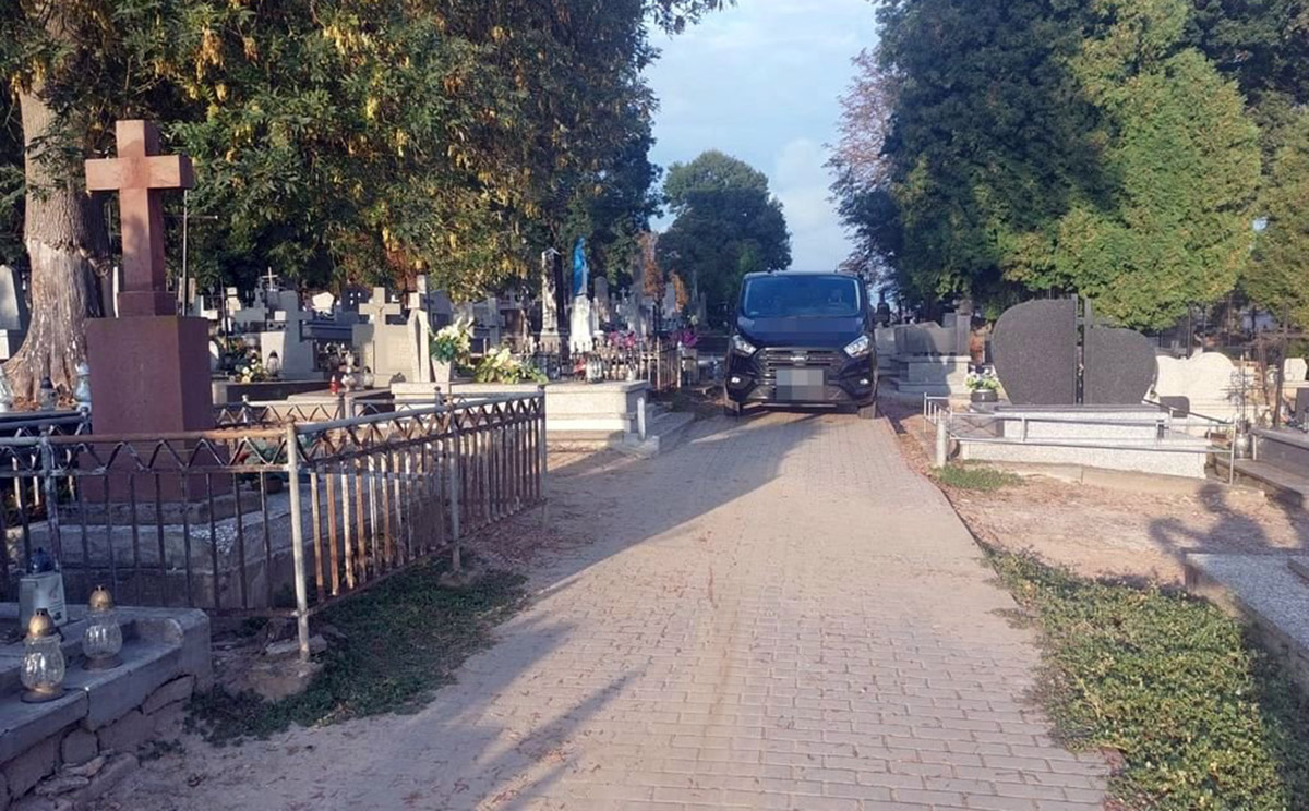  Karawan pogrzebowy potrącił kobietę. Poważnie ranna 79-latka trafiła do szpitala