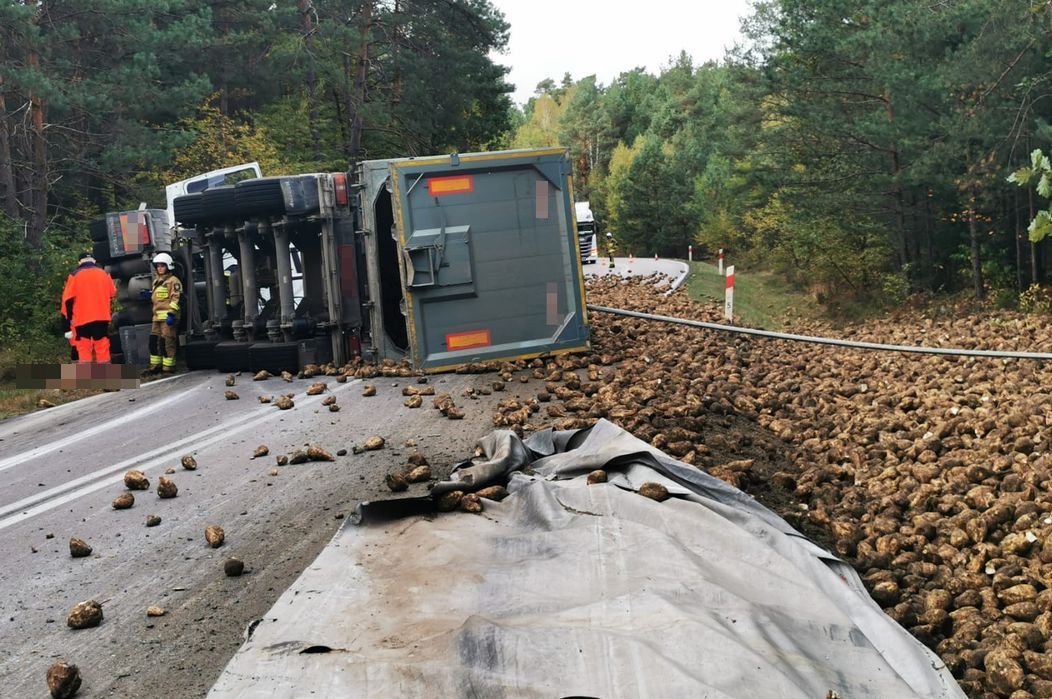 Wypadek na trasie na trasie Józefów - Osuchy. Buraki cukrowe całkowicie zablokowały drogę